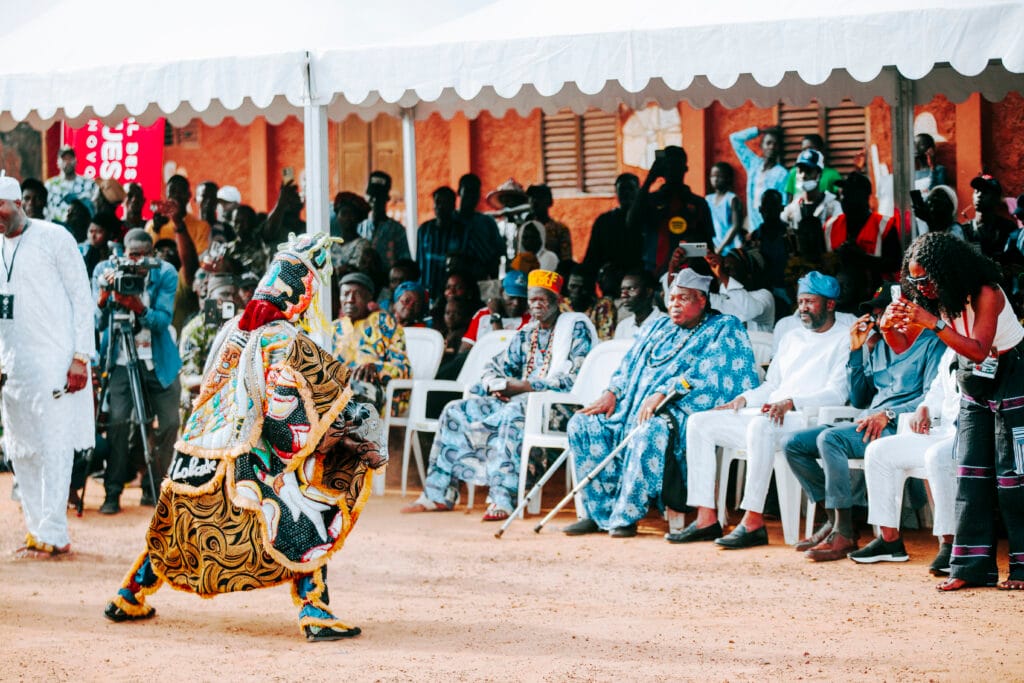 Egungun dansant devant les dignitaires assis, Festival des Masques