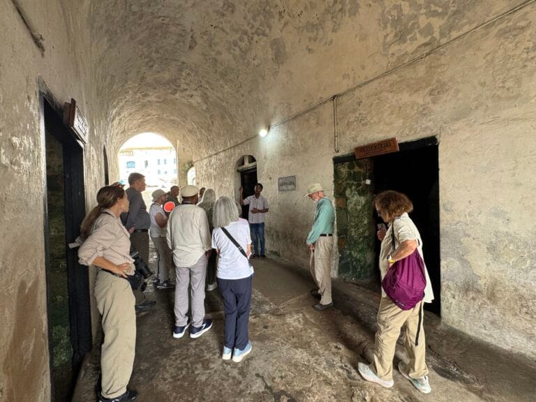 Visiteurs dans le couloir voute des cachots du chateau de Cape Coast, Ghana