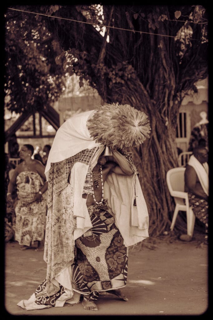 Adepte vodun couronne de raphia s inclinant sous l arbre sacre, sepia