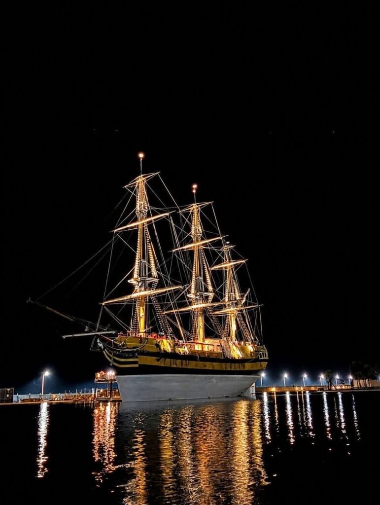 Le navire memorial du depart illumine de nuit sur le plan d eau d Ouidah