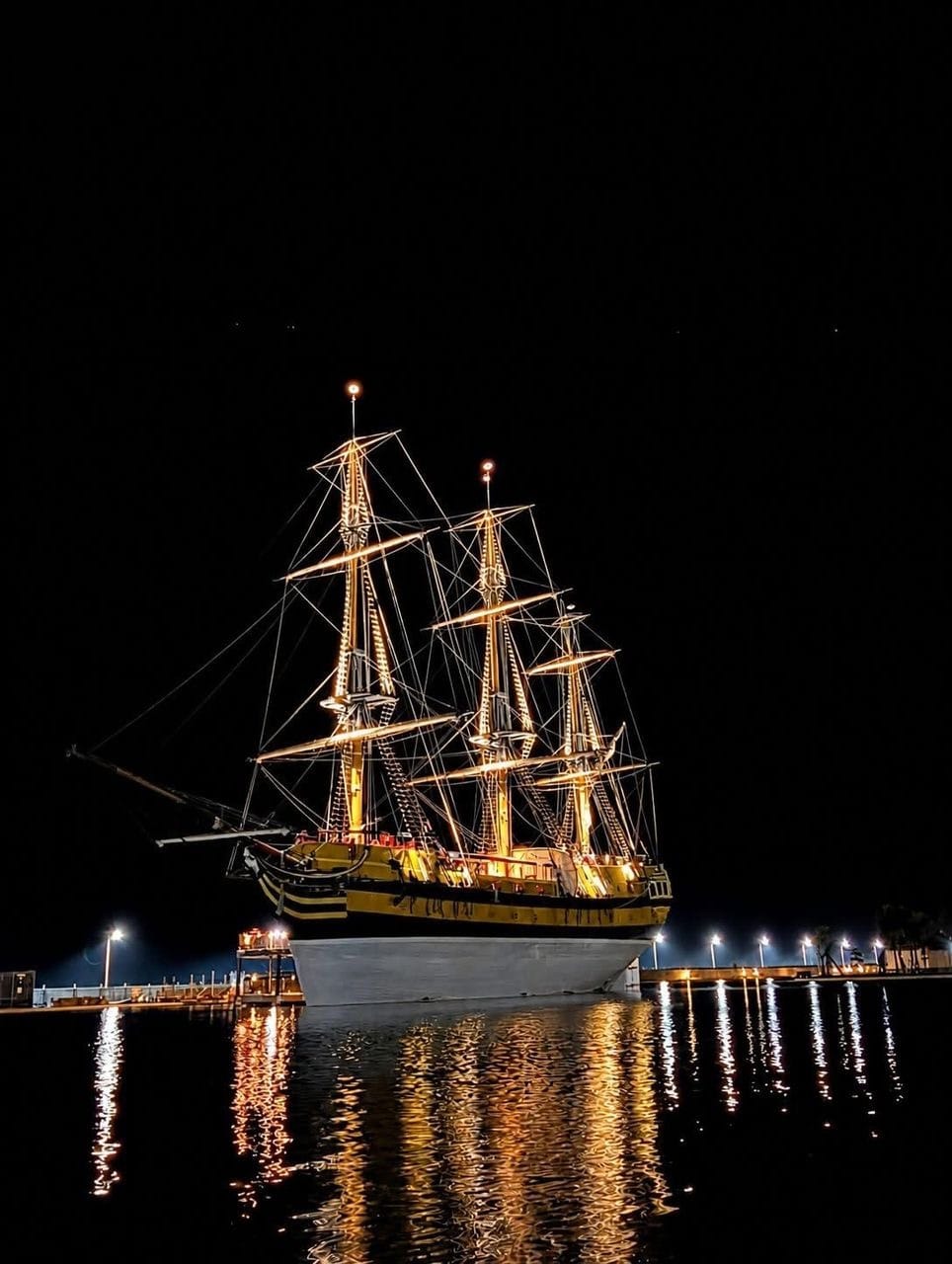 Le navire mémorial du départ illuminé de nuit à Ouidah
