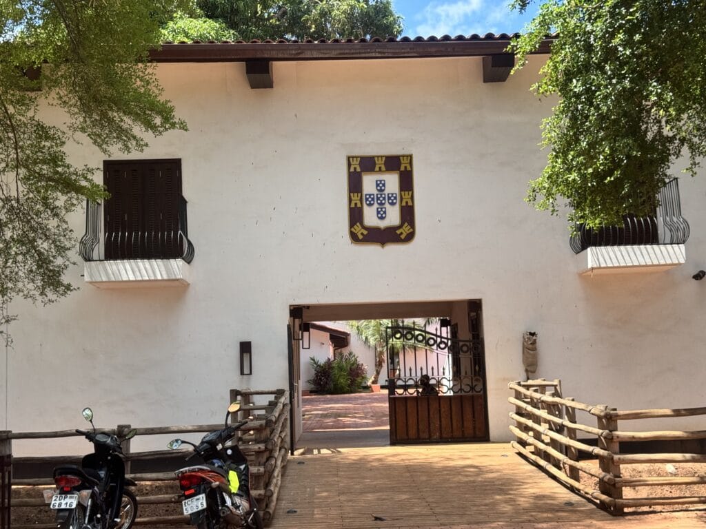 Facade blanche du fort Sao Joao Baptista d Ajuda, blason portugais au-dessus du portail, Ouidah
