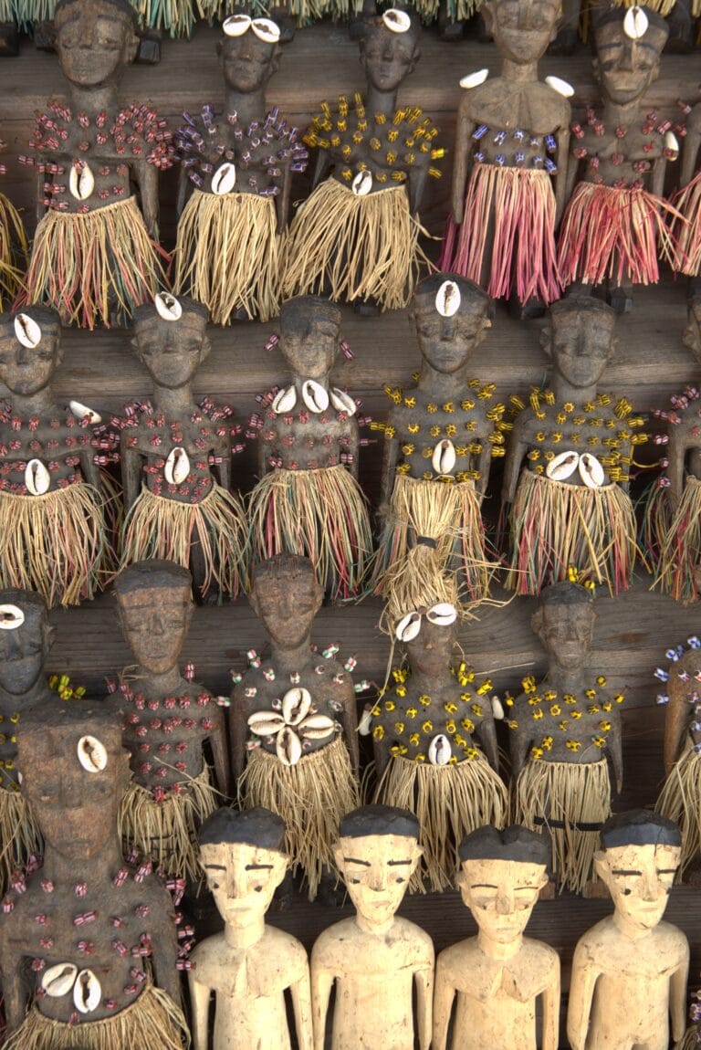 Statuettes votives aux cauris du marche des feticheurs, Lome