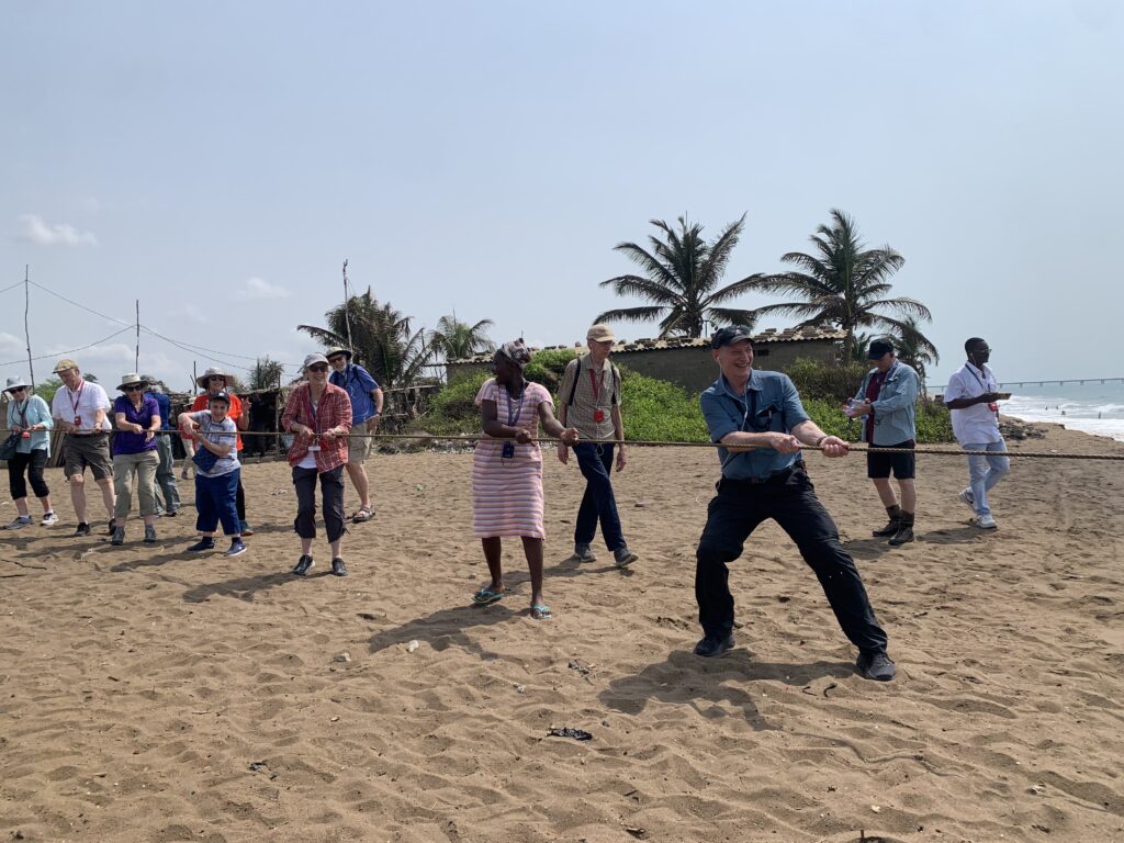 Jeu et danse sur la plage avec le groupe, Bénin