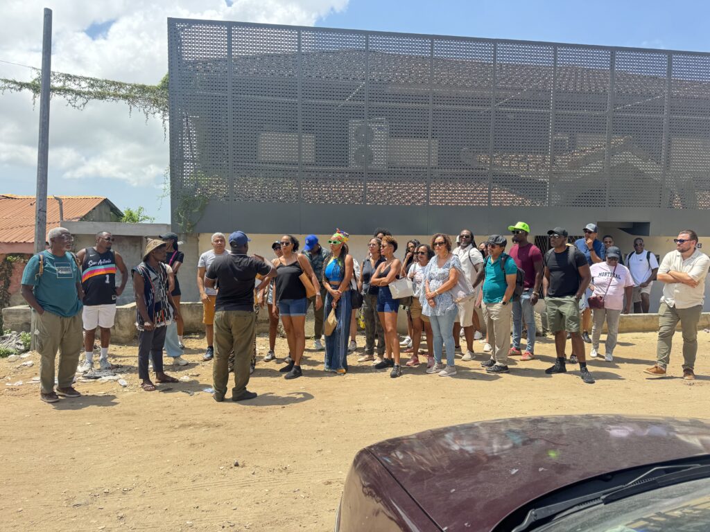 Briefing du groupe avec le guide avant la visite, Bénin