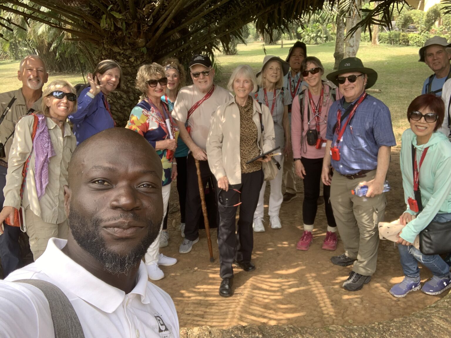 Oluwafemi (Fèmi) Kochoni, fondateur de Heritage and Routes, avec son groupe de voyageurs