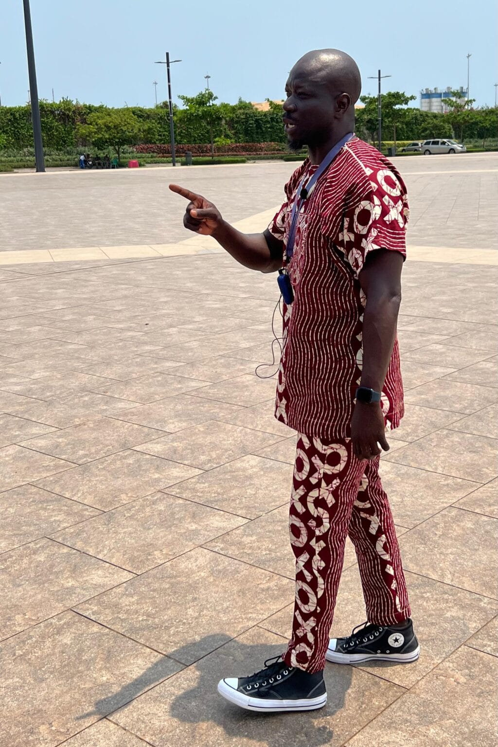 Oluwafemi (Fèmi) Kochoni en guidage sur une place à Cotonou