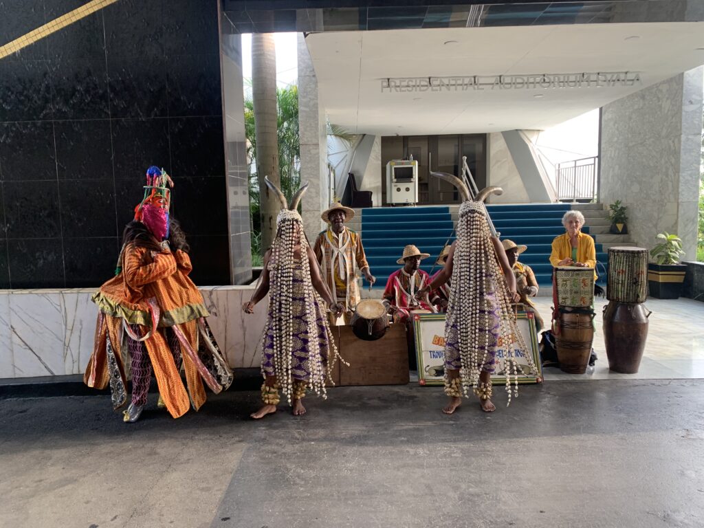 Egungun et tambours sur scène, Festival des Masques de Porto-Novo