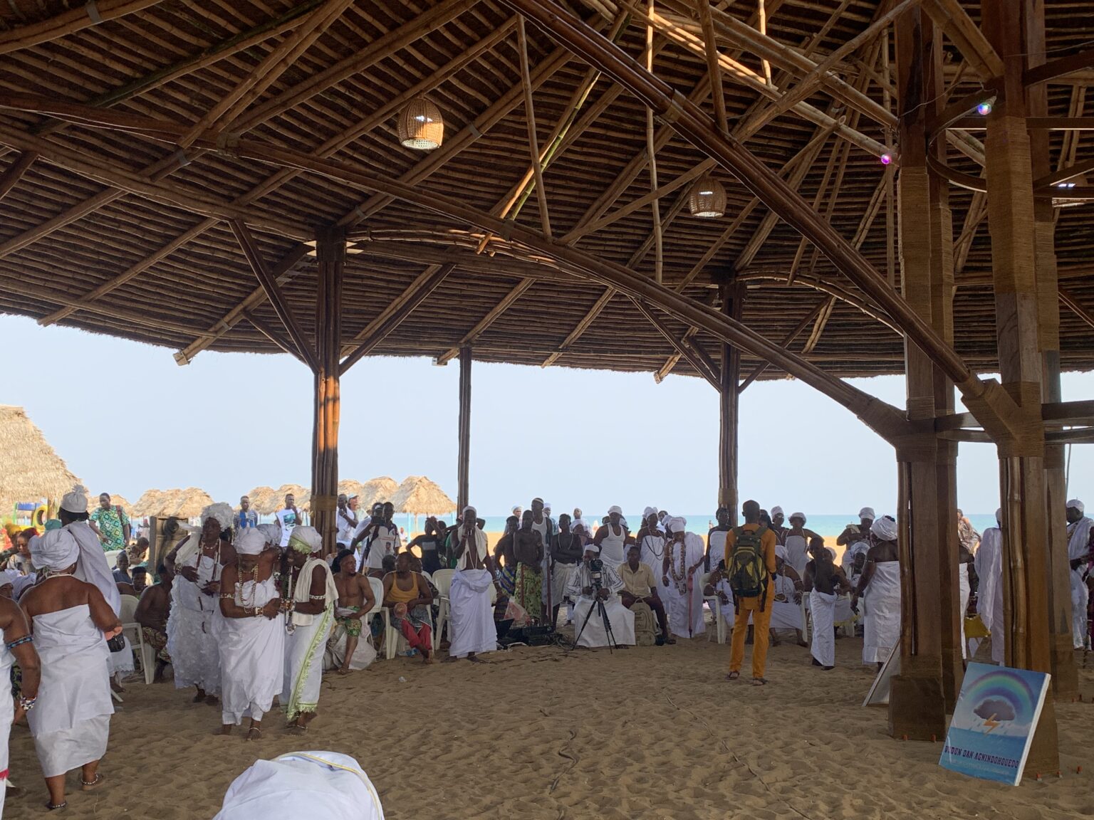 Cérémonie vodun sous la paillote sur la plage de Ouidah, Vodun Days