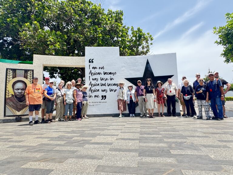 Groupe devant le mémorial Kwame Nkrumah, Accra, Ghana