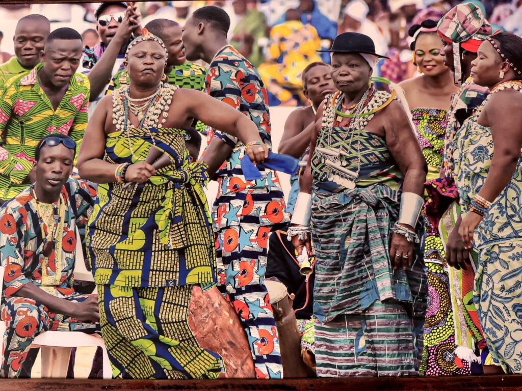 Dignitaires et femmes de lignage lors d'une cérémonie vodun, Bénin