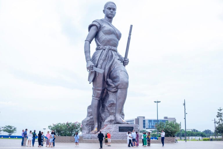 La statue de l'Amazone à Cotonou, hommage aux Agojie du Dahomey